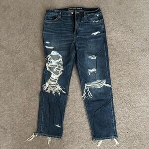Women’s American Eagle Strigid Mom jeans. Size 12. Flower detail on waist band.